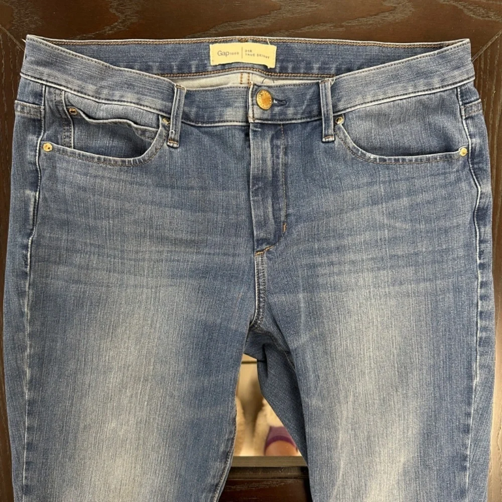 GAP Light Wash Straight Leg Jeans Size 31 Mid-Rise Denim - Picture 2 of 7